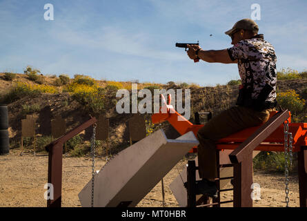 Corps des Marines des États-Unis Le Cpl. Andy Brown, un concurrent de l'instructeur assigné à l'action du Corps des Marines, l'équipe de tir s'engage objectifs au cours de la Superstition Mountain Mystery 3-Gun compétition à Mesa (Arizona), le dimanche 26 mars, 2017. 3-Gun est une discipline où les concurrents l'engagement de cibles dans des scénarios à l'aide unique, d'un fusil, et de pistolets ou une combinaison des trois. Le Corps des marines de l'équipe de tir d'action, basée à Base du Corps des Marines de Quantico, en Virginie, font concurrence à des compétitions partout aux États-Unis et à l'étranger. (U.S. Marine Corps photo prise par Lance Cpl. Christian cachola) Banque D'Images