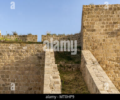 ACRE, ISRAËL - 23 mars 2018 : Old Acre remparts, Israël. Un terrain lourd mur de défense avec les Canon avant-postes Banque D'Images