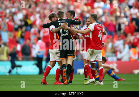 Rotherham United's gardien Marek Rodak (centre gauche) célèbre avec coéquipiers Richard Wood (centre), Joe pioche (à gauche), et la volonté de Vaulks Rotherham United (à droite) après le ciel un dernier pari League au stade de Wembley, Londres. Banque D'Images