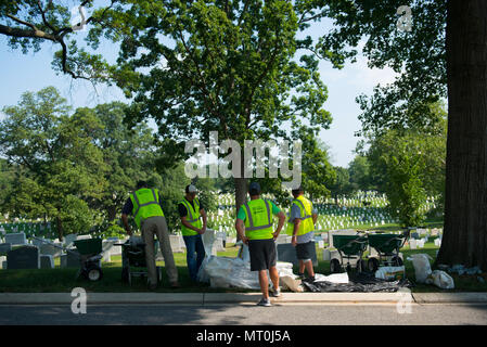 Jeter les bénévoles à la section 6 de la chaux le Cimetière National d'Arlington, Arlington, Va., le 17 juillet 2017. Plus de 400 professionnels ont participé à paysage bénévole l'Association nationale des professionnels du paysage et de renouvellement annuel 21 souvenir à l'ANC. (U.S. Photo de l'armée par Elizabeth Fraser / Arlington National Cemetery / relâché) Banque D'Images