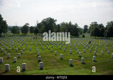 Jeter les bénévoles de la chaux dans l'article 31 de cimetière National d'Arlington, Arlington, Va., le 17 juillet 2017. Plus de 400 professionnels ont participé à paysage bénévole l'Association nationale des professionnels du paysage et de renouvellement annuel 21 souvenir à l'ANC. (U.S. Photo de l'armée par Elizabeth Fraser / Arlington National Cemetery / relâché) Banque D'Images