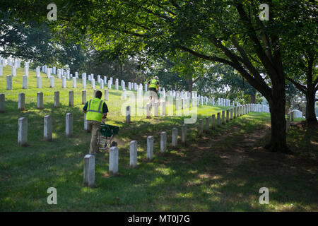 Jeter les bénévoles de la chaux dans l'article 31 de cimetière National d'Arlington, Arlington, Va., le 17 juillet 2017. Plus de 400 professionnels ont participé à paysage bénévole l'Association nationale des professionnels du paysage et de renouvellement annuel 21 souvenir à l'ANC. (U.S. Photo de l'armée par Elizabeth Fraser / Arlington National Cemetery / relâché) Banque D'Images