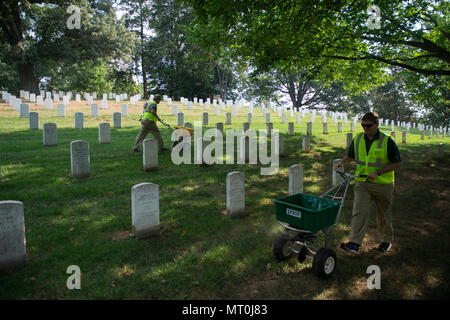 Jeter les bénévoles de la chaux dans l'article 31 de cimetière National d'Arlington, Arlington, Va., le 17 juillet 2017. Plus de 400 professionnels ont participé à paysage bénévole l'Association nationale des professionnels du paysage et de renouvellement annuel 21 souvenir à l'ANC. (U.S. Photo de l'armée par Elizabeth Fraser / Arlington National Cemetery / relâché) Banque D'Images