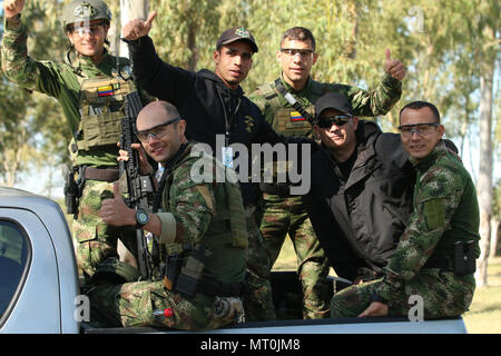 La Colombie, l'équipe de champions retour à l'an dernier Fuerzas Comando, retour au camp après avoir terminé le deuxième événement de l'adresse au tir de la compétition le 18 juillet 2017 à Vista Alegre en Presidente Hayes, au Paraguay. Vingt équipes participent à ce concours qui forme pays à pays des partenariats. (U.S. Photo de l'armée par la CPS. Elizabeth Williams/libérés) Banque D'Images