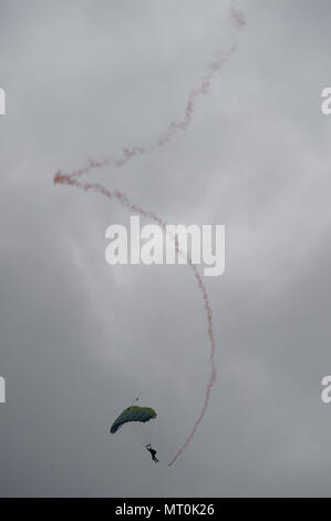 170714-N-XT273-046 MYKOLAÏV, l'Ukraine (14 juillet 2017) la Marine ukrainienne opérateur spécial parachutes à la Brise de Mer 2017 Démonstration de la composante aérienne de la base aérienne d'Kulbakino à Mykolaïv, Ukraine, le 14 juillet. Brise de Mer est une aux États-Unis et l'Ukraine co-organisé l'exercice maritime multinational qui s'est tenue à la mer Noire et est conçu pour améliorer l'interopérabilité des pays participants et de renforcer la sécurité maritime dans la région. (U.S. Photo par marine Spécialiste de la communication de masse 1re classe Justin Stumberg/libérés) Banque D'Images