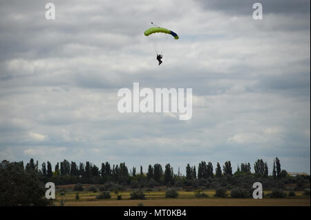 170714-N-XT273-022 MYKOLAÏV, l'Ukraine (14 juillet 2017) la Marine ukrainienne opérateur spécial parachutes à la Brise de Mer 2017 Démonstration de la composante aérienne de la base aérienne d'Kulbakino à Mykolaïv, Ukraine, le 14 juillet. Brise de Mer est une aux États-Unis et l'Ukraine co-organisé l'exercice maritime multinational qui s'est tenue à la mer Noire et est conçu pour améliorer l'interopérabilité des pays participants et de renforcer la sécurité maritime dans la région. (U.S. Photo par marine Spécialiste de la communication de masse 1re classe Justin Stumberg/libérés) Banque D'Images