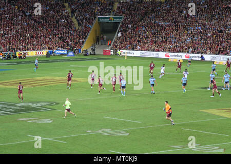 State of Origin est une série annuelle de rugby disputée entre les Maroons du Queensland et les Blues de Nouvelle-Galles du Sud en Australie. Le 12 juillet 2017, le Decider match a eu lieu à Brisbane, Queensland, en présence de plus de 50 000 spectateurs pendant la période de l'exercice Talisman Saber. L'image d'archives enregistre l'événement sportif dans le contexte des activités d'engagement militaire australien et américain. Banque D'Images