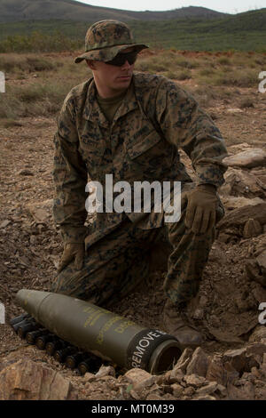 Lance le Cpl. Evan Talbott étapes une ronde de 155 mm dans le cadre d'une démolition explosifs pendant l'exercice Talisman Saber 17 sur l'île de Townshend, zone d'entraînement de Shoalwater Bay, Queensland, Australie, le 18 juillet 2017. Talbott, originaire de Lakeland (Floride), est un policier militaire du bataillon logistique de combat avec 31. Marines avec bec-31 fournissent un soutien essentiel pour les Marines et les marins du 31e Marine Expeditionary Unit tout en soutenant le Talisman Saber 17. La 31e MEU prend part à Talisman Saber 17 tandis qu'ils étaient en patrouille régulièrement prévues du Indo-Asia-région du Pacifique. Tal Banque D'Images