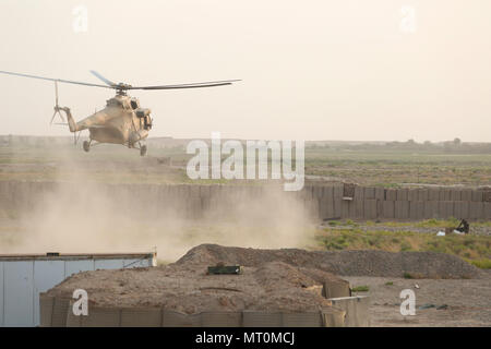 Un hélicoptère MI-17 de l'Afghanistan (Afghanistan, Shorserack au Camp pour livrer des fournitures à des militaires de l'Armée nationale afghane avec 215e Corps canadien pendant l'opération Maiwand Quatre 15 juillet 2017. Les conseillers des marines avec la Force Sud-Ouest a aidé leur 215e et 505ème Corps homologues de la Police nationale de zone tout au long de l'opération, à laquelle des éléments de la Défense nationale afghane et des forces de sécurité effacée avec succès le Nawa centre du district de la présence de l'ennemi. Le Groupe de travail continuera d'offrir des biens à ANDSF à mesure qu'ils améliorent l'état de sécurité et d'établir la gouvernance de Nawa. (U.S. Banque D'Images