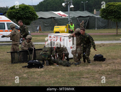 Soldats Roumains font semblant d'être blessés au cours de Sabre Guardian 17 sur la base aérienne de MK, la Roumanie, le 16 juillet 2017. Guardian est un sabre l'Europe de l'armée américaine a conduit à un exercice multinational qui s'étend à travers la Bulgarie, la Hongrie et la Roumanie, avec plus de 25 000 militaires de 22 pays alliés et partenaires des Nations unies. (U.S. Photo de l'armée par la CPS. Eric Cerami/libérés) Banque D'Images