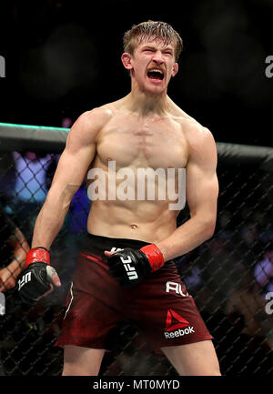 Arnold Allen célèbre victoire contre Mads Burnell lors de l'UFC Fight Night au Liverpool Echo Arena. Banque D'Images