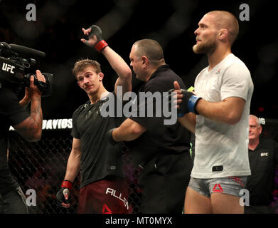 Arnold Allen (à gauche) célèbre la victoire contre Mads Burnell lors de l'UFC Fight Night au Liverpool Echo Arena. Banque D'Images