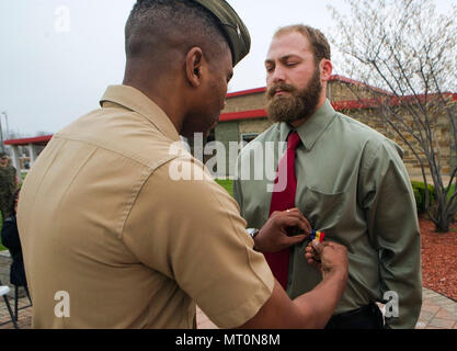 Le colonel Ricardo Player (à gauche), le quartier général de la Force Group Chef de cabinet, Forces maritimes réserver, les broches de la Marine et du corps de la médaille sur le Cpl. Nathan Bryson (à droite), un vétéran du Corps des marines qui a récemment assumé comme un moteur pour l'opérateur de transport et de soutien de l'Administration centrale, du bataillon d'infanterie de l'école East, Camp Lejeune, en Caroline du Nord, lors de la 3e Bataillon, 25e Régiment de Marines siège à Brook Park, Ohio, le 14 avril 2017. Bryson a reçu la médaille pour ses actions en 2014 quand lui et un collègue sauvé Marine un homme d'un véhicule. La Marine et le Marine Corps médaille est décernée pour des actes o Banque D'Images