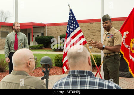 Le colonel Ricardo Player (centre), le quartier général de la Force Group Chef de cabinet, Forces maritimes, parle à la famille de Cpl. Nathan Bryson (à gauche), un vétéran du Corps des marines qui a récemment assumé comme un moteur pour l'opérateur de transport et de soutien de l'Administration centrale, du bataillon d'infanterie de l'école East, Camp Lejeune, en Caroline du Nord, après qu'il a reçu la Médaille de la Marine et du Corps de Brook Park, Ohio, le 13 avril 2017. Bryson a reçu la médaille pour ses actions en 2014 quand lui et un collègue sauvé Marine un homme d'un véhicule. La médaille est considérée comme la plus haute distinction que l'on peut atteindre en dehors de co Banque D'Images