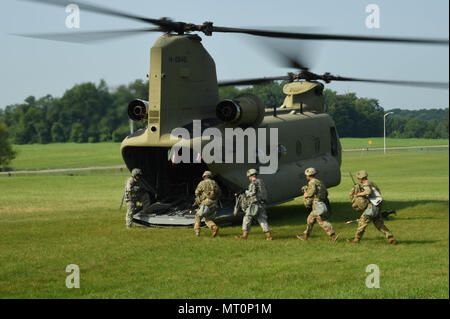 Les soldats avec la société B., 6e bataillon du 101e Régiment d'aviation, 101e Brigade d'aviation de combat, conduite sling-formation de charge avec des soldats de la Batterie C, 1er Bataillon, 320e Régiment d'artillerie, 101e Juillet 19, 2017 DIVARTY à Fort Campbell, Kentucky. À l'aide de Boeing CH-47 Chinook, la fronde des soldats chargés d'obusiers M777 pour un exercice d'entraînement d'assaut aérien. (U.S. Army photo par le Sgt. Marcus Floyd, 101e Brigade d'aviation de combat) Banque D'Images