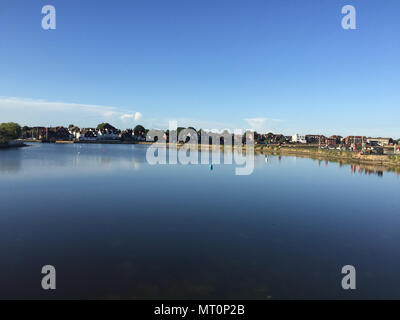 Canadiens à tirer le meilleur de la météo à chaud le dimanche à Romsey Mill Pond, partie de Chichester Harbour, sur la frontière Hampshire/Sussex de l'ouest de l'avant des menaces d'orages de lundi. Banque D'Images