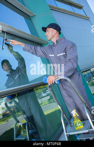 Homme nettoyage windows Banque D'Images