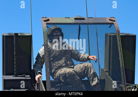 US Army Pvt. Fricks James, un mitrailleur avec l'entreprise C, 2e Bataillon, 263rd Air Defense Artillery, 263rd Army Air & Missile Defense Command, coulisse dans le poste du tireur d'une AN/TWQ-1 Système de défense aérienne Avenger en préparation d'une démonstration de tir réel à Capu Midia Domaine de formation, la Roumanie le 19 juillet 2017. L'événement a été une partie d'Tobruq Legacy, un exercice de défense aérienne où les Etats-Unis et leurs alliés de l'OTAN et les partenaires s'unissent pour renforcer les capacités de défense aérienne en Europe de l'Est par la formation et le partage de techniques et de procédures. (Photo par circuit de l'armée américaine. Nicholas Vidro, 7e P Mobile Banque D'Images