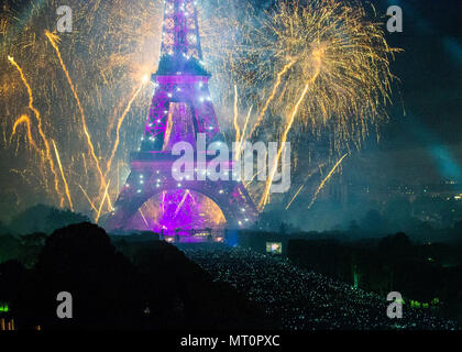 Le jour de la Bastille est la fête nationale française commémorant la prise de la Bastille le 14 juillet 1789, un événement marquant de la Révolution française. L'image d'archive enregistre des feux d'artifice clôturant les célébrations de la Bastille à la Tour Eiffel à Paris lors des festivités nationales de 2017 mettant en lumière la coopération militaire franco-américaine. Banque D'Images