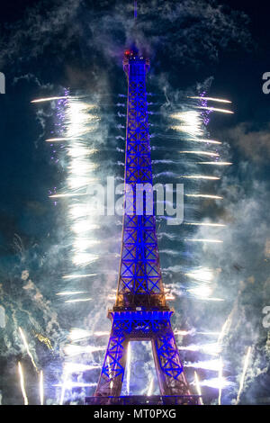Le jour de la Bastille est la fête nationale française annuelle qui a lieu le 14 juillet pour commémorer la prise de la Bastille en 1789 pendant la Révolution française. L'image d'archive enregistre des feux d'artifice clôturant les célébrations de la Bastille à la Tour Eiffel à Paris lors de l'observance nationale de 2017 et des événements commémoratifs alliés. Banque D'Images