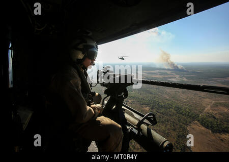 Territoire du Nord, Australie - U.S. Marine Cpl. Tannyr Novak, chef d'équipe, l'Escadron d'attaque légère Marine, Marine 367 Darwin, prend la Force de rotation dans la vue lors d'un vol d'une antenne de tir au Mont Bundey Secteur d'entraînement, le 21 juin 2017. Au cours de la formation, les pilotes et membres d'équipage engagé avec précision des cibles avec des roquettes guidées, M2 mitrailleuse de calibre .50 et M240B mitrailleuse moyenne d'un UH-1 Venom. Novak est de Nashville, dans l'Illinois (É.-U. Marine Corps photo par le Sgt. Emmanuel Ramos) Banque D'Images