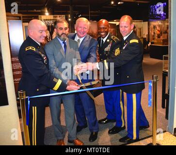 Le brig. Le général Rodney D. Fogg, quartier-maître général ; Paul Morando, quartier-maître directeur de musée ; le Dr Charles Cureton, Centre d'histoire militaire de l'armée ; le Sgt. Le Major Sean J. Rice, CSM régimentaire ; et adjudant-chef 5 Jonathan O. Yerby, Adjuc régimentaire, sont à couper le ruban pour inaugurer officiellement la Première Guerre mondiale exposition au Musée le 12 juillet. (Photo by Kozakewicz) Banque D'Images