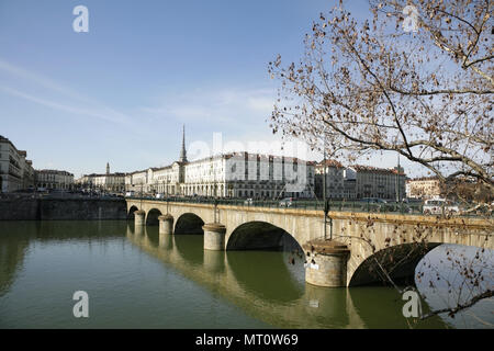 Ponte Vittorio Emanuele I à travers la rivière Po menant à la Piazza Vittorio Veneto, Turin, Italie. Banque D'Images