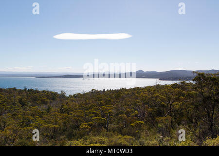 Vue sur Wineglass Bay et l'océan dans le parc national de Freycinet près du belvédère - Tasmanie Banque D'Images