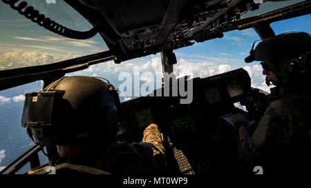 L'équipage avec le 8e Escadron d'opérations spéciales un pilote CV-22 Osprey avion à rotors basculants au cours de l'exercice de la Force totale 17-3 au-dessus de l'Indiana, le 9 juillet 2017. Au cours de l'exercice, l'équipage avec la 8e re menée l'infiltration et l'exfiltration des forces spéciales et le ravitaillement en vol les missions d'une 15e Escadron d'opérations spéciales MC-130H Combat Talon II. (U.S. Air Force photo par un membre de la 1re classe Joseph Pick) Banque D'Images