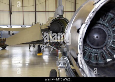 114e Escadron de maintenance atelier moteur aviateurs line up un moteur à remettre en place à l'arrière d'un F-16 à Joe Foss Field le 18 juillet 2017. Chaque aéronef est tenu de passer par une phase inspection toutes les 400 heures de vol pour s'assurer que tous les systèmes fonctionnent avec les règlements en vigueur de l'air. (U.S. Air National Guard photo par le Sgt. Christopher Stewart/libérés) Banque D'Images