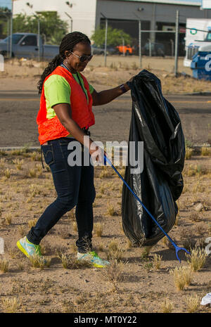 Lee Golden, volontaire de la Marine Corps Air Station Yuma Ministère de l'environnement, veille à ce que la corbeille à côté de la rue Palo Verde est nettoyée, le lundi 17 avril, 2017 à MCAS Yuma, Arizona MCAS Yuma adopté cette rue il y a plus de 17 ans, et a aidé à garder propre chaque année. Banque D'Images