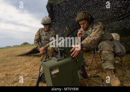 Pvt. Noah Litteer, droite, un équipage d'air et de défense antimissile avec C Batterie, 2e Bataillon, 263rd Air de l'armée et de défense antimissile, commande la garde nationale de Caroline du Sud, prépare un appareil de commande à distance pour l'UN/TWQ-1 Système de défense aérienne Avenger avec FPC. Nickolas Goolsby 18 juillet 2017, à Capu Midia, Roumanie, au cours de l'effort d'un tuteur 17 Sabre. Guardian est un sabre de l'armée américaine dirigée par l'Europe, un exercice multinational qui s'étend à travers la Bulgarie, la Hongrie et la Roumanie, avec plus de 25 000 militaires de 22 pays alliés et partenaires des Nations unies. (U.S. Photo de l'armée par le sergent. Adrian Borunda) Banque D'Images