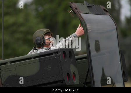 Pvt. Fricks James, un équipage d'air et de défense antimissile avec C Batterie, 2e bataillon, 263rd Air de l'armée et de défense antimissile, commande la garde nationale de Caroline du Sud, s'apprête à abaisser le bouclier en verre sur les canonniers siège d'un AN/TWQ-1 Système de défense aérienne Avenger le 18 juillet 2017, à Capu Midia, Roumanie, au cours de l'effort d'un tuteur 17 Sabre. Guardian est un sabre de l'armée américaine dirigée par l'Europe, un exercice multinational qui s'étend à travers la Bulgarie, la Hongrie et la Roumanie, avec plus de 25 000 militaires de 22 pays alliés et partenaires des Nations unies. (U.S. Photo de l'armée par le sergent. Adrian Borunda) Banque D'Images