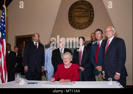 Maxwell AFB, en Alabama - Alabama Gouverneur Kay Ivey législation signes bénéficiant des militaires de l'Alabama, lors d'une cérémonie spéciale sur Maxwell Air Force Base, le 23 mai 2017. Ces projets ont couvert une variété de sujets y compris l'emploi de l'homme, d'un recruteur garde l'accès à des établissements d'enseignement, Gardien bill pour l'université bourses pour personnes à charge des anciens combattants invalides, et l'expansion de l'accès de l'industrie militaire des fonds pour l'installation de routes, de ponts, et les lignes d'alimentation électrique (photo par Melanie Rodgers Cox/libérés) Banque D'Images