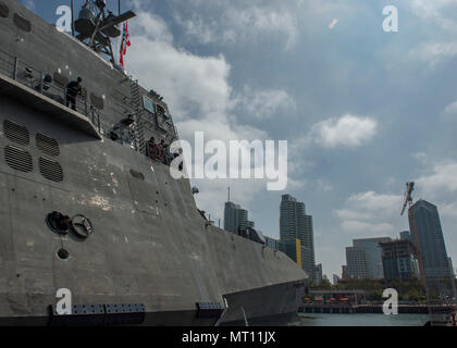 SAN DIEGO (21 juillet 2017) Le littoral lutte contre le USS Gabrielle Giffords LCS (10) se prépare à s'amarrer à Broadway Pier pour fournir des circuits publics 22-23 juillet. Giffords est le plus récent navire de combat littoral variante de l'indépendance et l'un des sept sact homeported à San Diego. (U.S. Photo par marine Spécialiste de la communication de masse 2e classe Phil Ladouceur/libérés) Banque D'Images