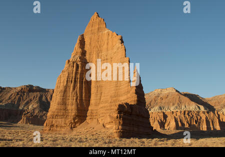 Temple de la lune à l'aube, la cathédrale, la vallée de Capitol Reef National Park, Utah, sunrise Banque D'Images