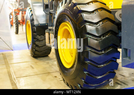 Close up de pneu du tracteur, selective focus. Tracteur moderne Plan. Banque D'Images