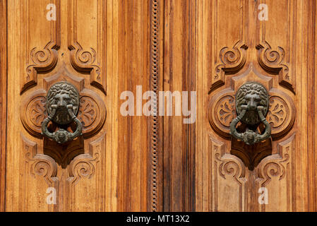 Doorhandle avec deux têtes de lion, ancienne porte,Cartagena, Murcia, Espagne Banque D'Images