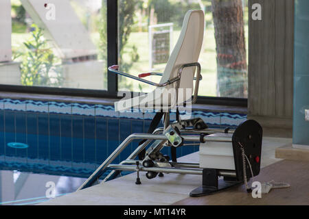 Appareil de levage pour personnes handicapées à proximité piscine Banque D'Images