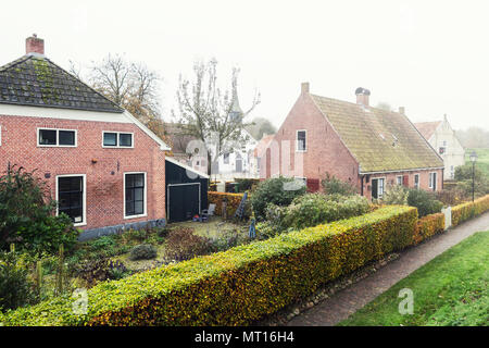 Bourtange, aux Pays-Bas, le 7 novembre 2017 : Les petites maisons à Bourtange, un village fortifié dans la province de Groningue, dans le nord de l'e Banque D'Images