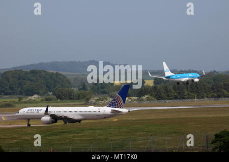 Boeing 737 de KLM PH-BGH passe sur United Airlines boeing 757 N12109 à mesure qu'il arrive d'atterrir à l'aéroport d'Édimbourg Banque D'Images