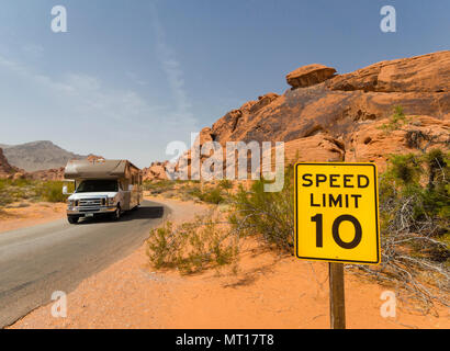Un RV motor home est passé de conduire une vitesse limite signer dans le désert de l'allée de parc d'État de feu (Nevada, USA) Banque D'Images