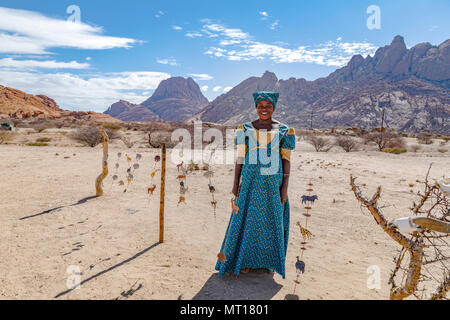 Femme Herero dans Spitzkoppe, Usakos, Namibie, Afrique du Sud Banque D'Images