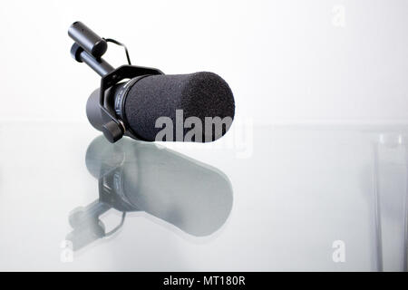 Sound Studio. Microphone en close-up, Microphone isolé sur fond blanc Banque D'Images