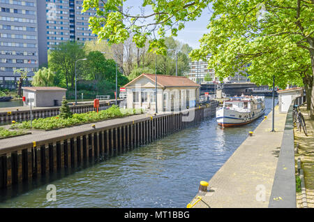 Chambre multi-Muehlendamm verrous dans le quartier central Mitte de Berlin à la Spree navigable, qui est en vertu de l'ordonnance de protection Banque D'Images