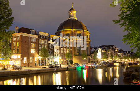 Église Koepel XVII ronde avec dôme en cuivre à côté de canal Singel à Amsterdam, aux Pays-Bas. Banque D'Images