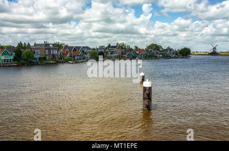 Zaan verte caractéristique des maisons avec moulin sur les rives de la rivière Zaan à Zaandijk aux Pays-Bas Banque D'Images