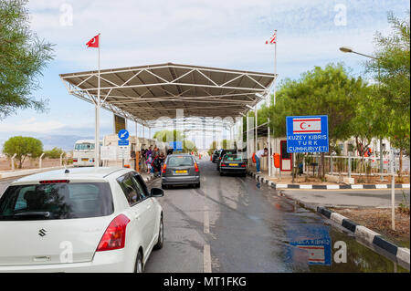 Passage de la frontière entre Chypre et la République turque de Chypre du Nord. Chypre du Nord est seulement reconnue par la Turquie. Banque D'Images