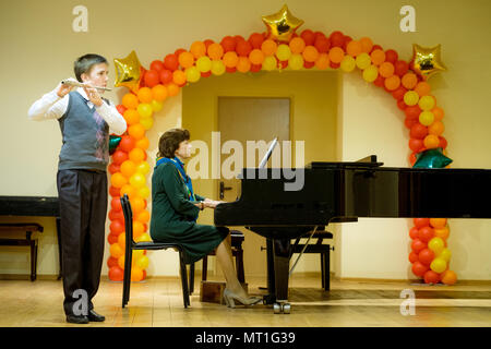 OBNINSK, RUSSIE - 8 mars 2018 : concert de célébration de la musique pour enfants l'école numéro 1. Banque D'Images