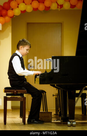 OBNINSK, RUSSIE - 8 mars 2018 : concert de célébration de la musique pour enfants l'école numéro 1. Banque D'Images